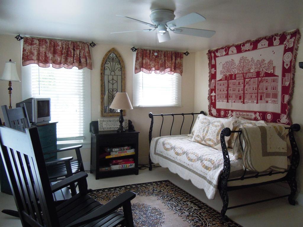 Carriage House Fredericksburg Bagian luar foto