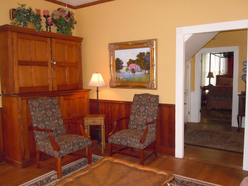 Carriage House Fredericksburg Bagian luar foto