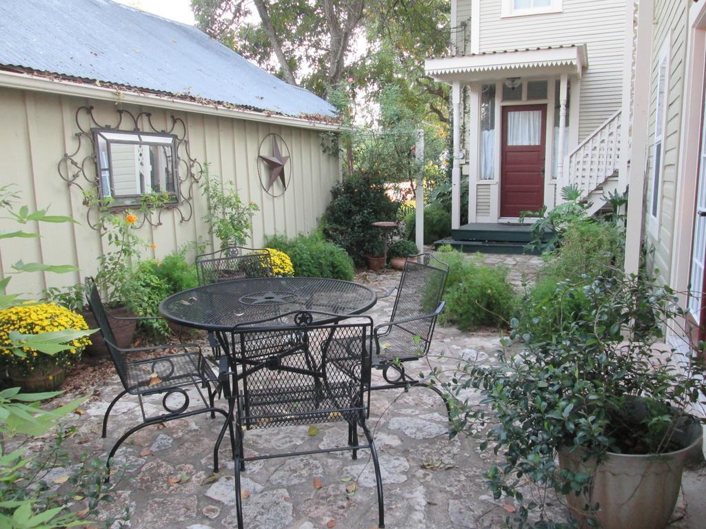 Carriage House Fredericksburg Bagian luar foto