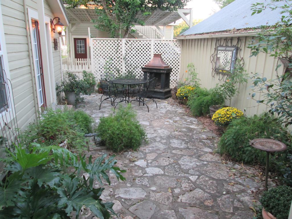 Carriage House Fredericksburg Bagian luar foto